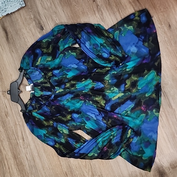 Allison Taylor Tops - ALLISON TAYLOR Accordian Top Size L